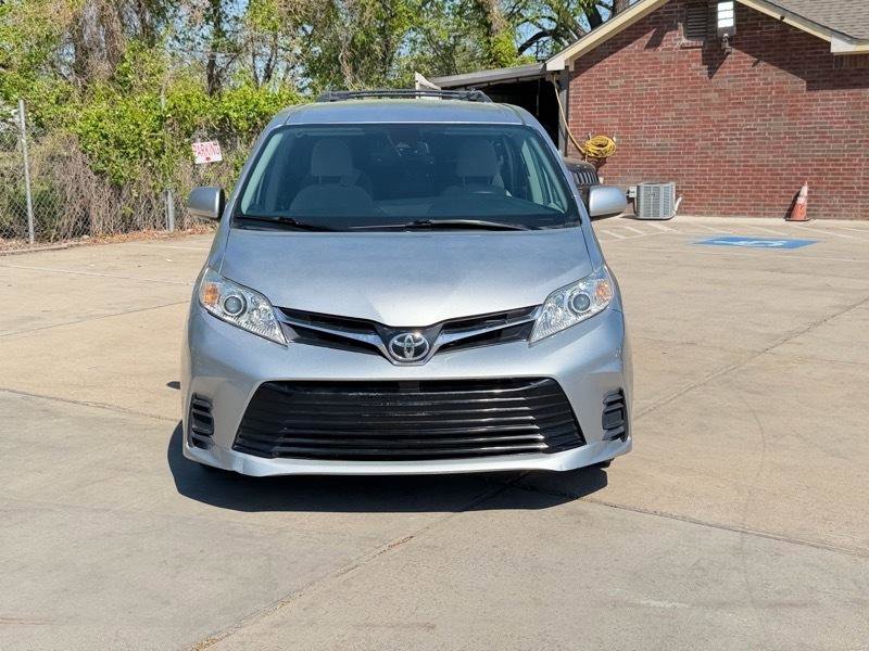 Used 2019 Toyota Sienna LE FWD image 2