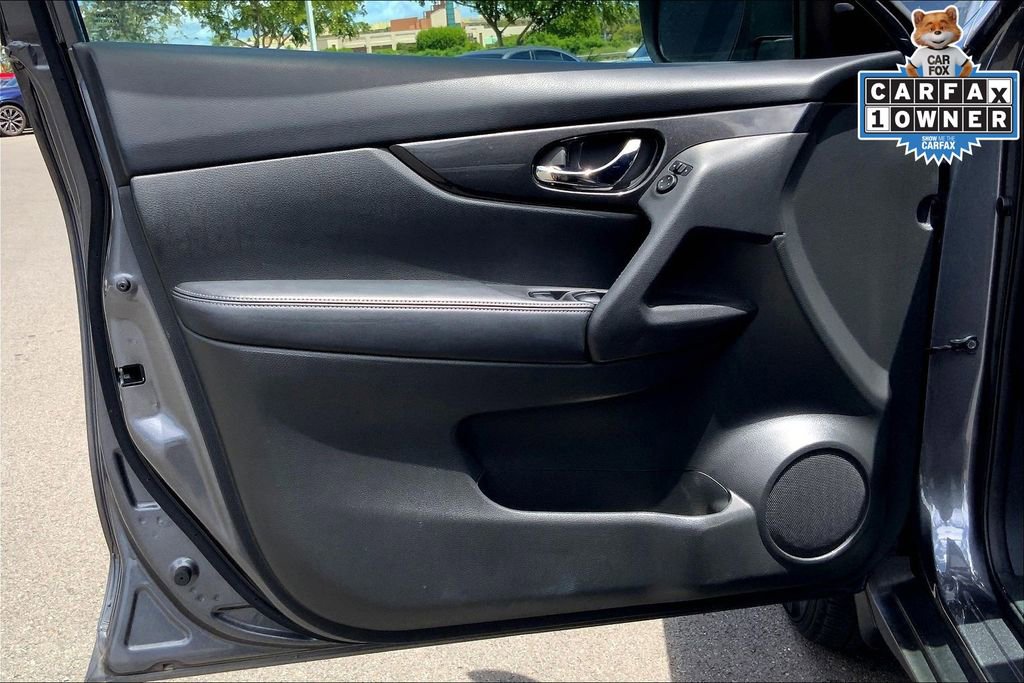 Used 2017 Nissan Rogue SV w/ SV Premium Package image 23