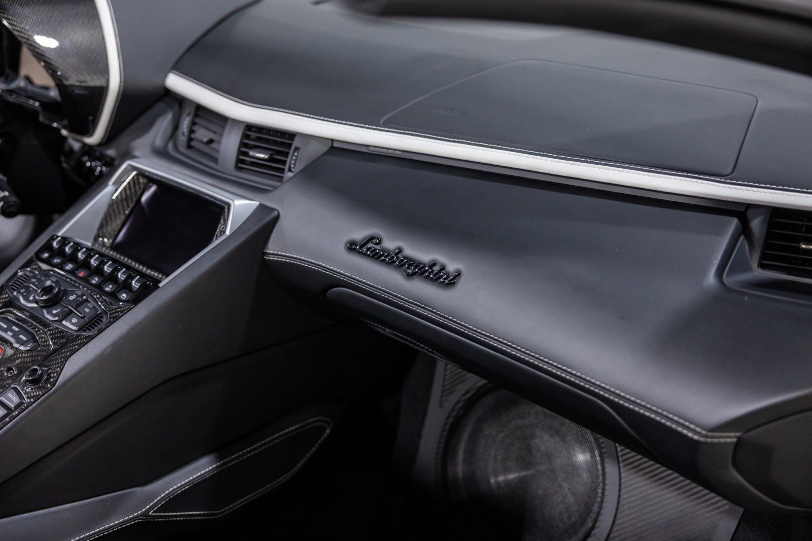 Used 2019 Lamborghini Aventador S image 41