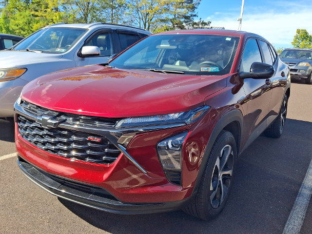 Used 2025 Chevrolet Trax RS w/ Sunroof Package FWD image 3