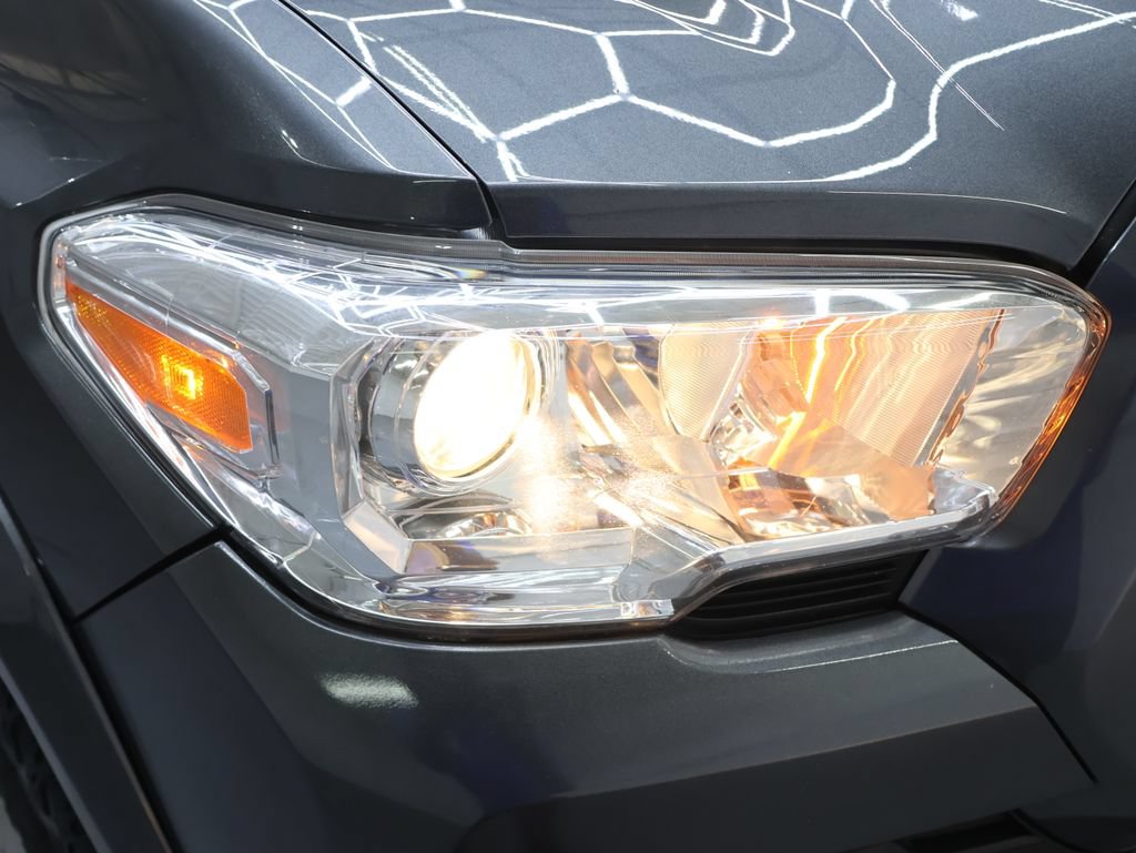 Used 2020 Toyota Tacoma SR5 AWD/4WD image 29
