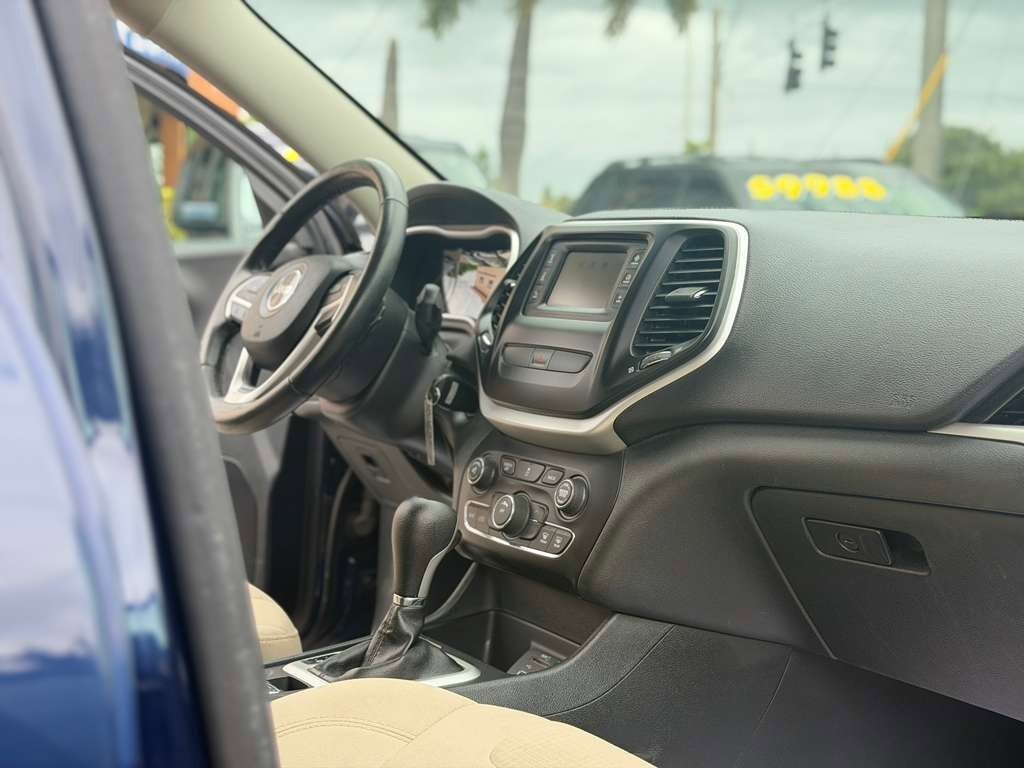 Used 2016 Jeep Cherokee Latitude FWD image 12