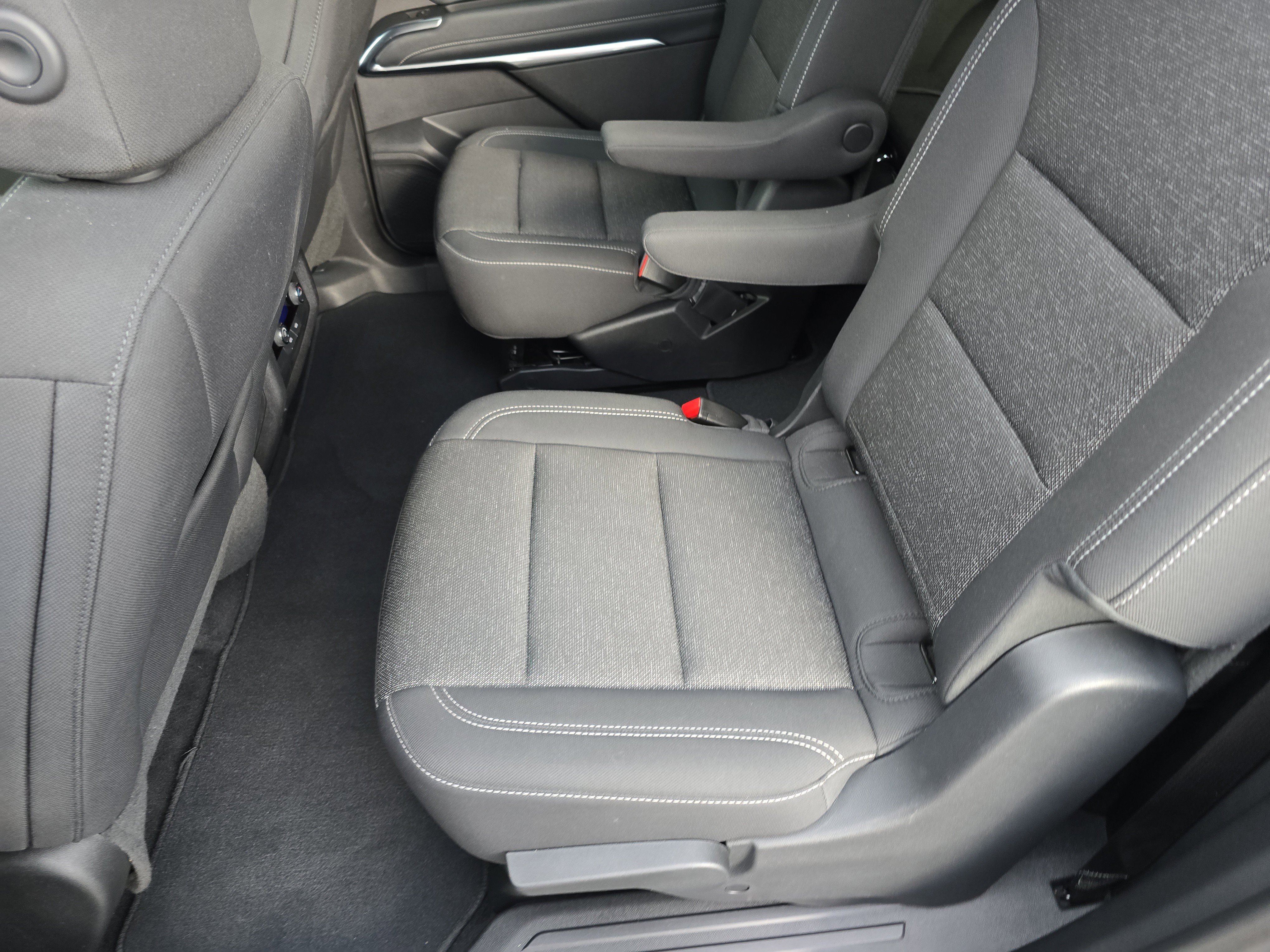 Used 2025 Chevrolet Traverse LT image 17