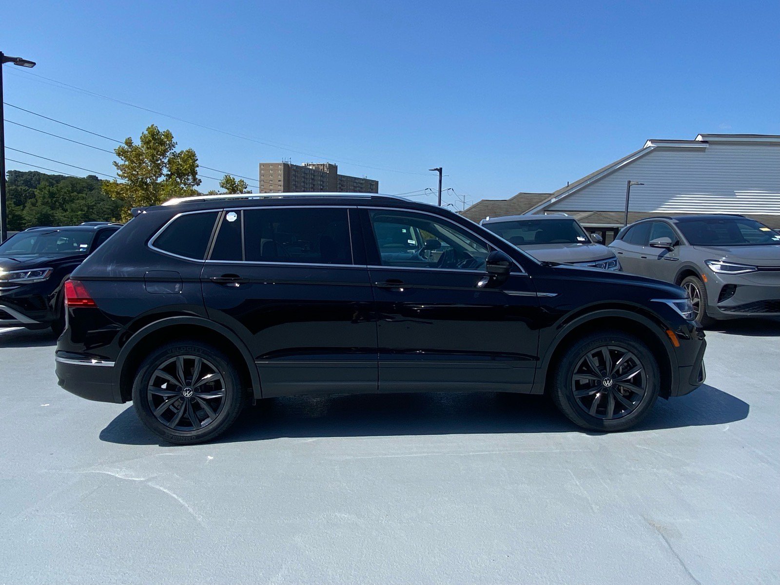 Used 2022 Volkswagen Tiguan SE AWD/4WD image 2