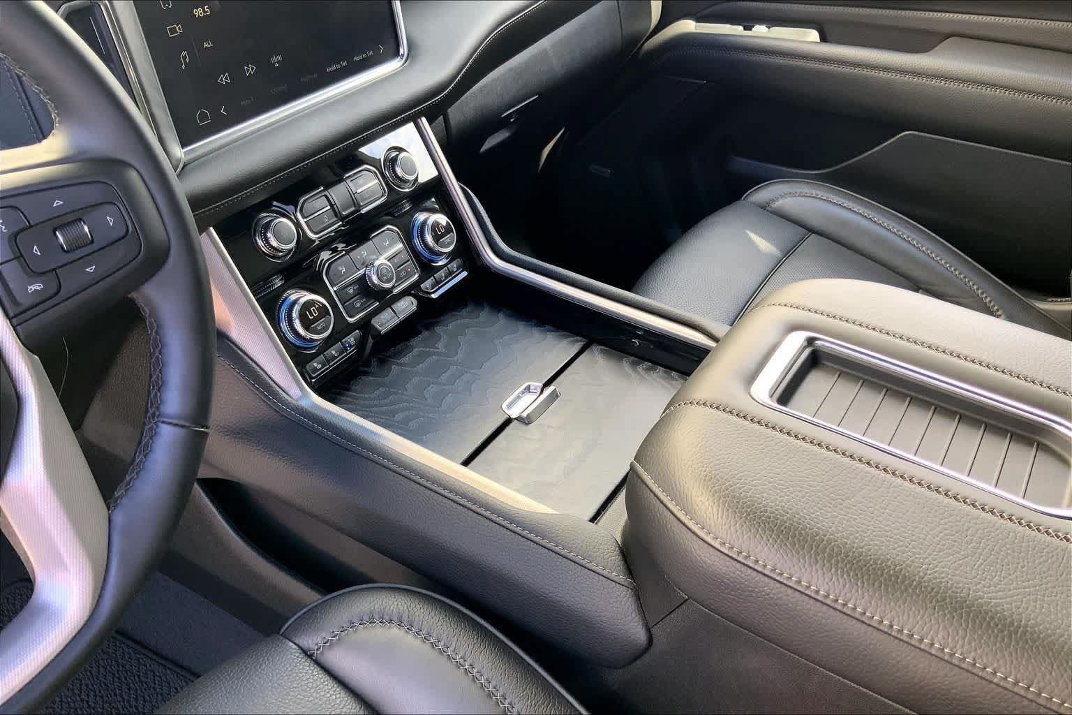 Used 2024 GMC Yukon Denali AWD/4WD image 16