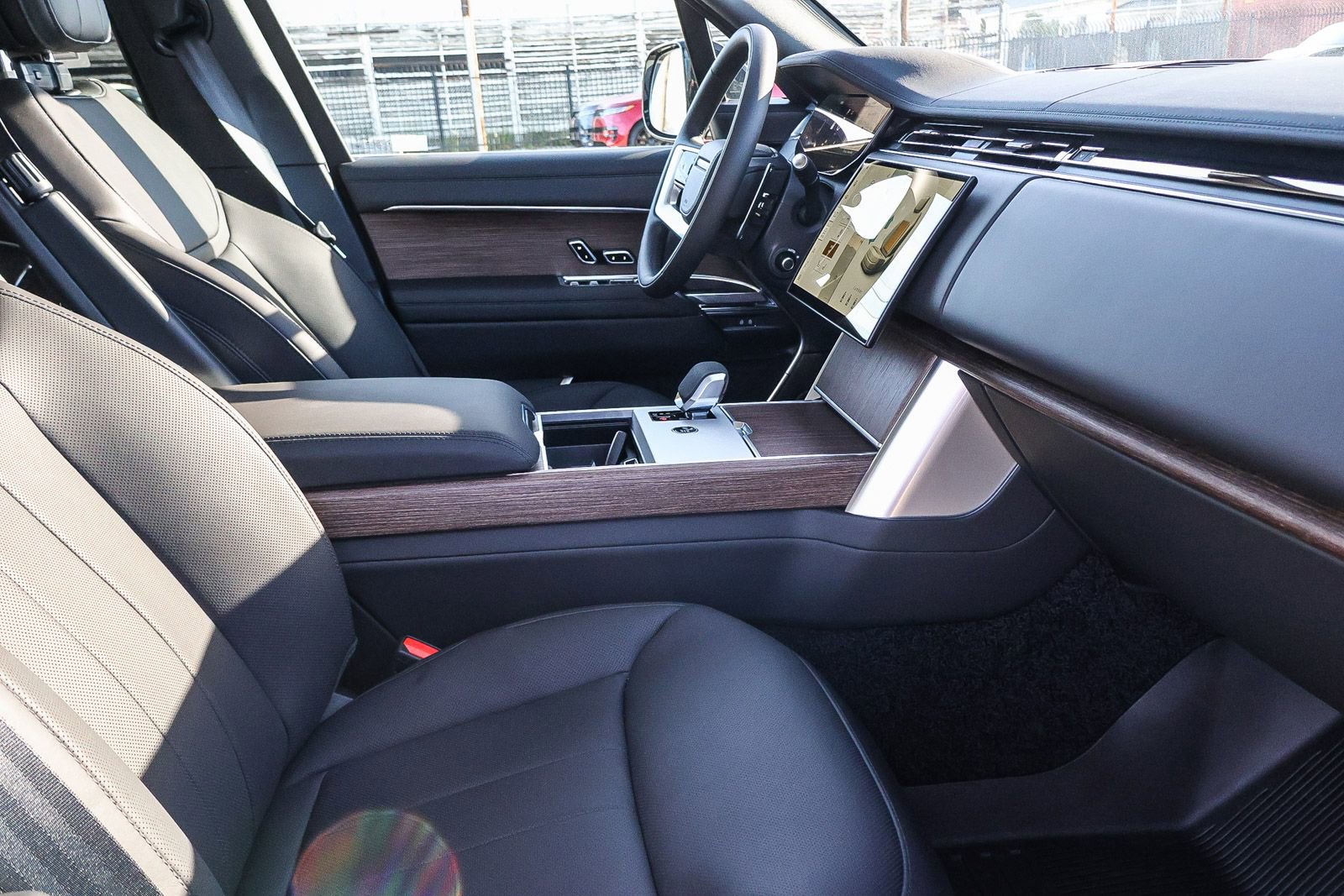 New 2026 Land Rover Range Rover SE image 17