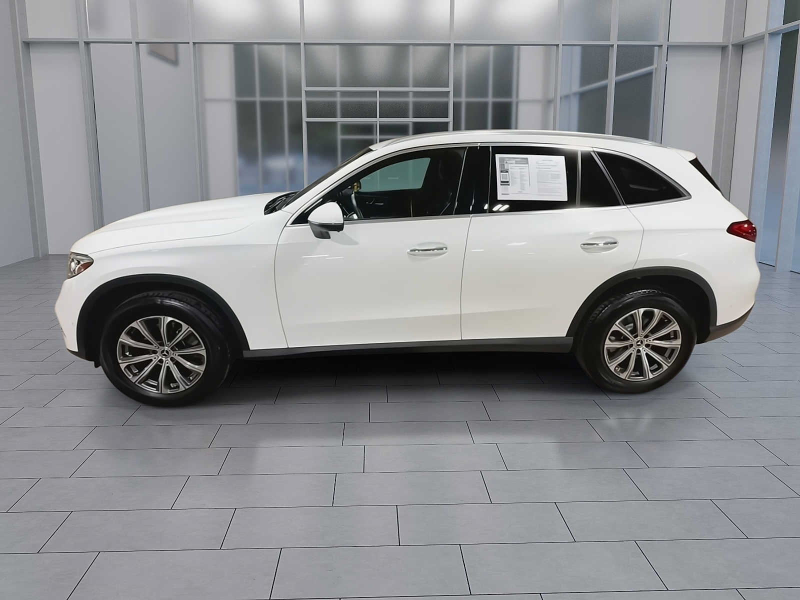 Used 2024 Mercedes-Benz GLC 300 4MATIC image 5