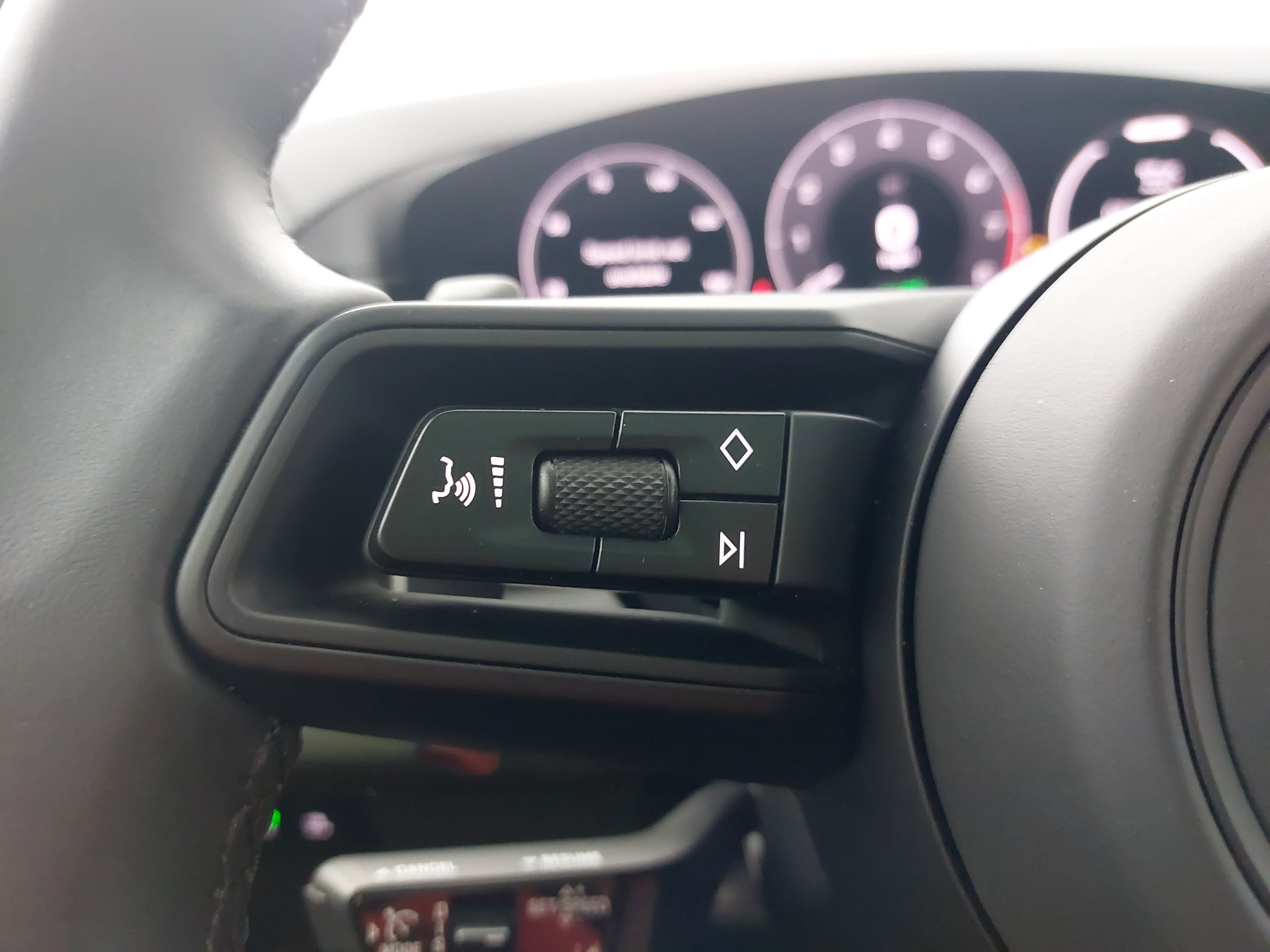 Certified 2025 Porsche Cayenne E-Hybrid AWD/4WD image 19