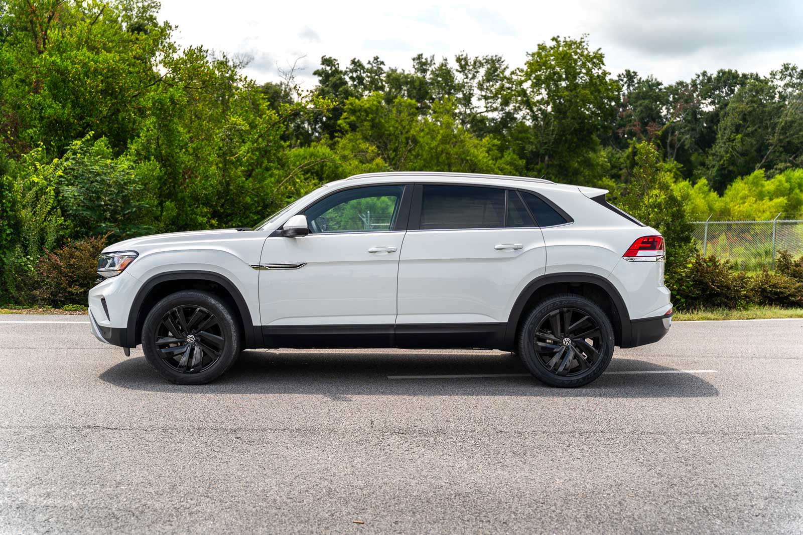 Used 2023 Volkswagen Atlas Cross Sport SE w/ Black Wheel Package FWD image 4