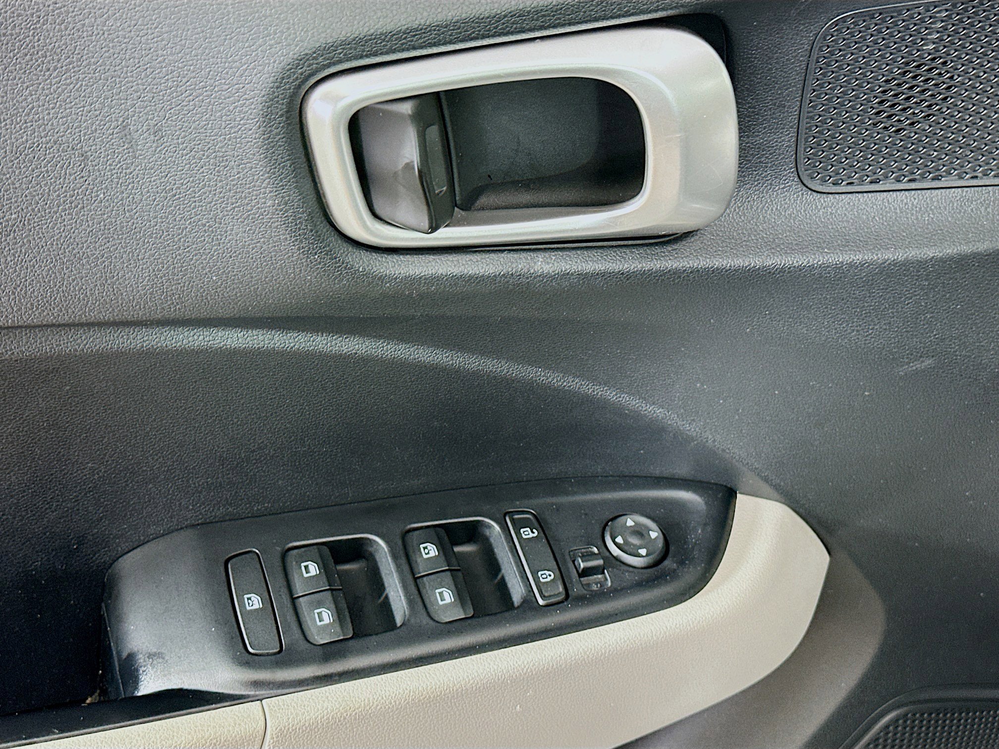 Used 2025 Hyundai Venue SEL FWD image 15