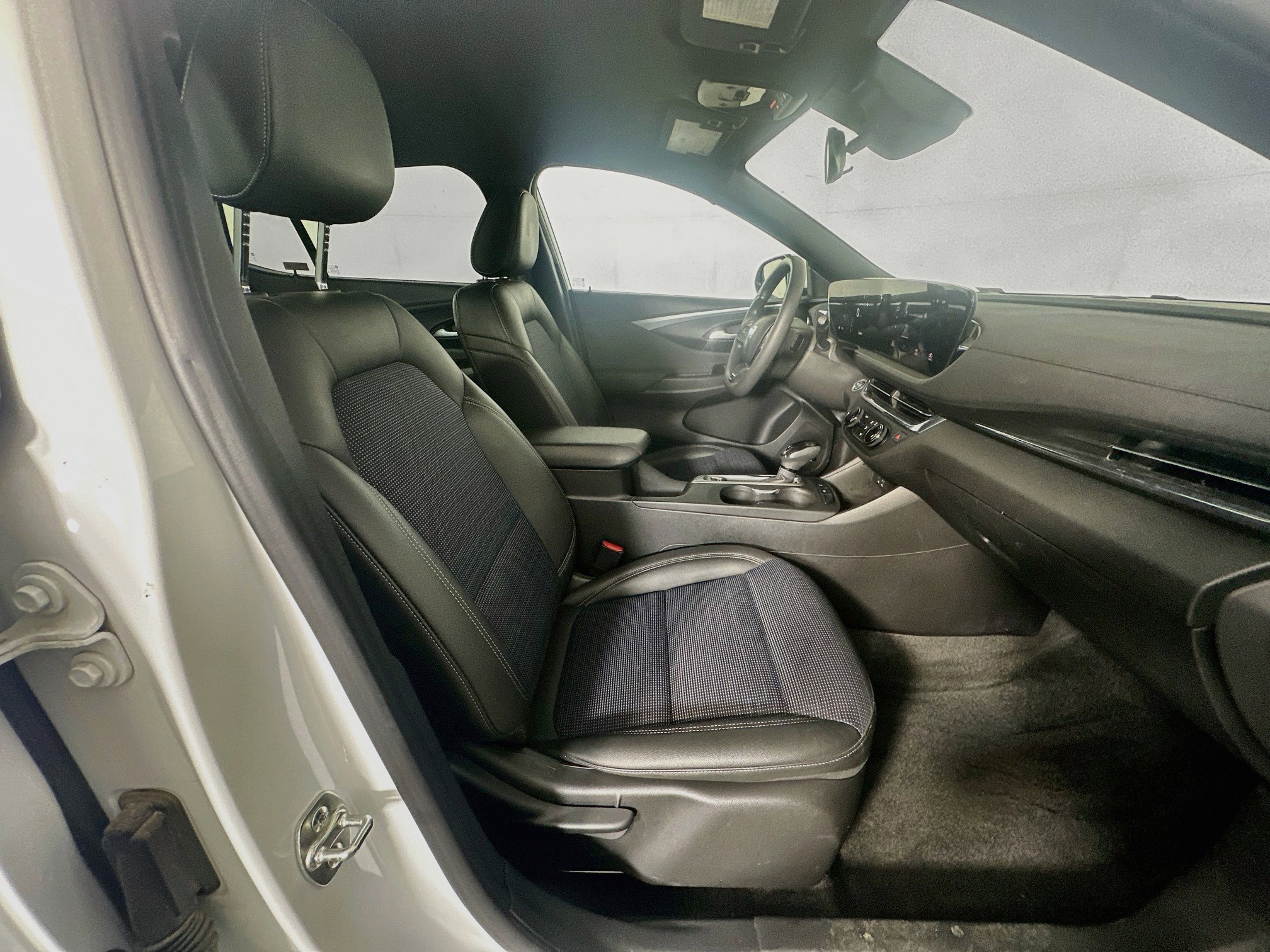Used 2025 Buick Envista Preferred FWD image 30