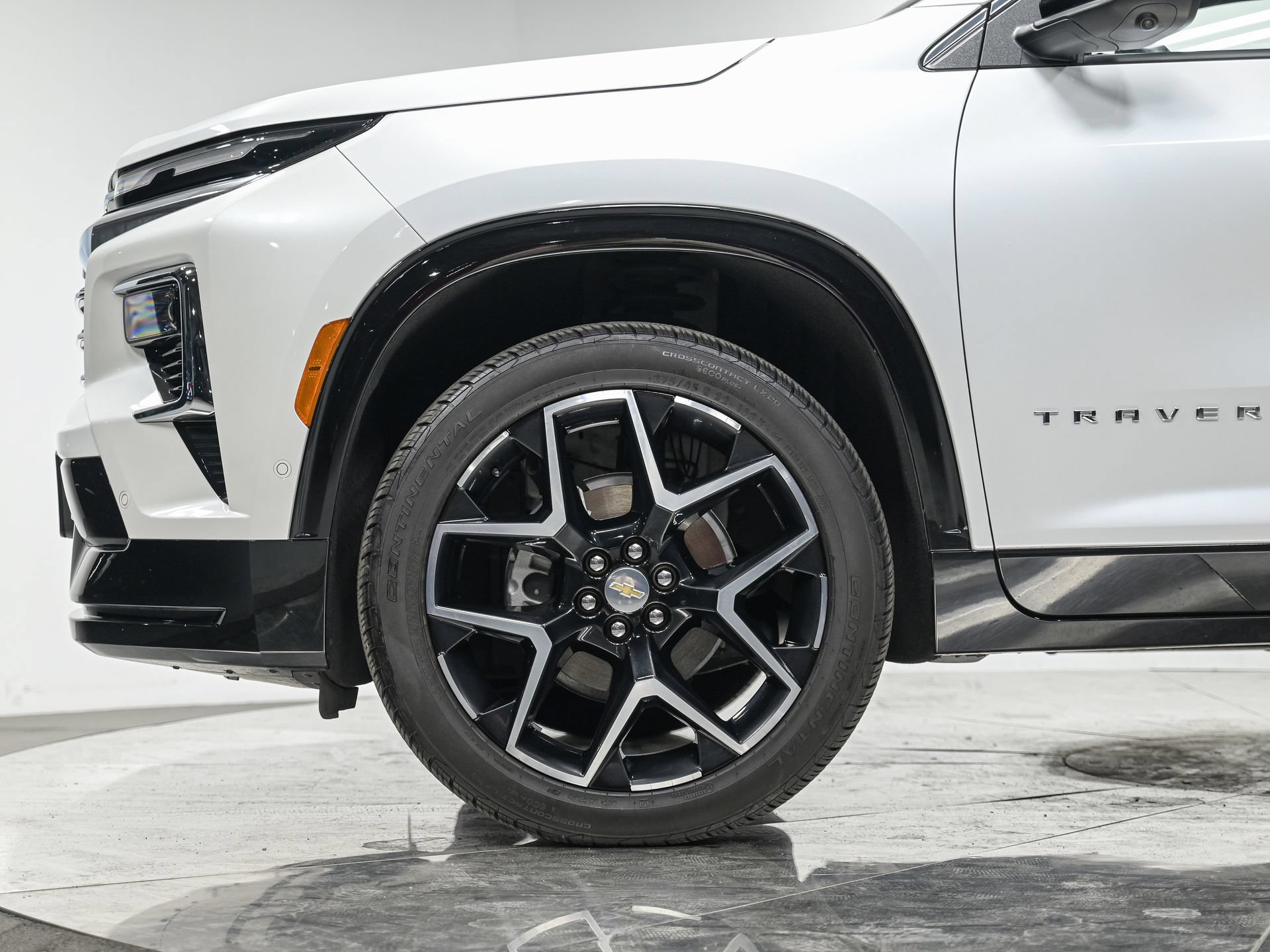 Used 2025 Chevrolet Traverse High Country AWD/4WD image 3