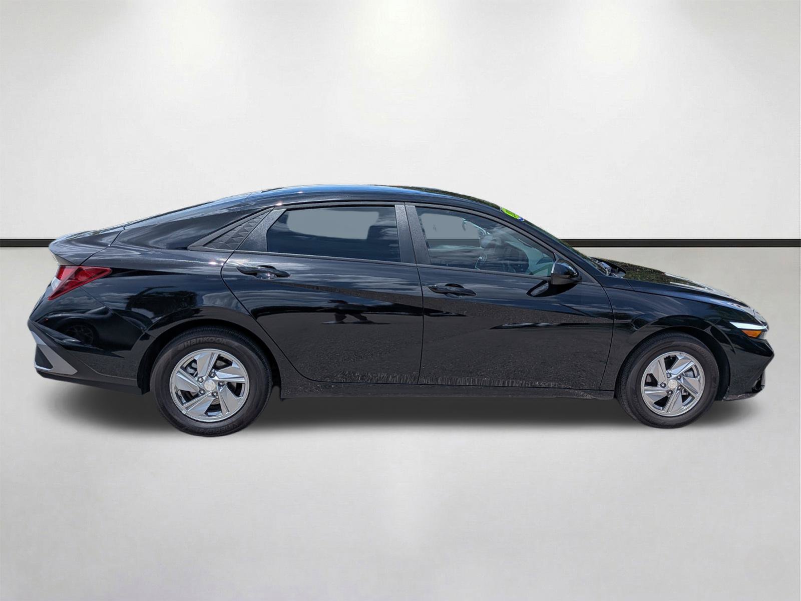 Used 2026 Hyundai Elantra SE FWD image 3