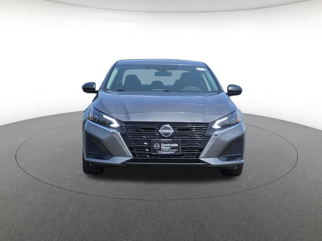 Used 2025 Nissan Altima 2.5 SV FWD image 2