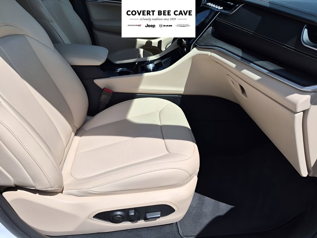 Used 2024 Jeep Grand Cherokee Limited w/ Luxury Tech Group II image 17