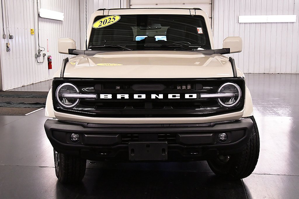 Used 2025 Ford Bronco Outer Banks image 2