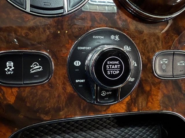 Used 2017 Bentley Bentayga AWD/4WD image 41
