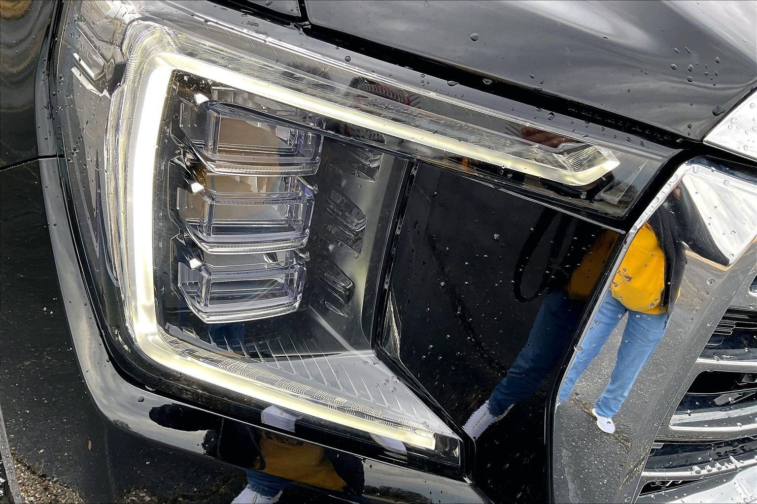 Used 2024 GMC Yukon SLT w/ SLT Luxury Package image 23