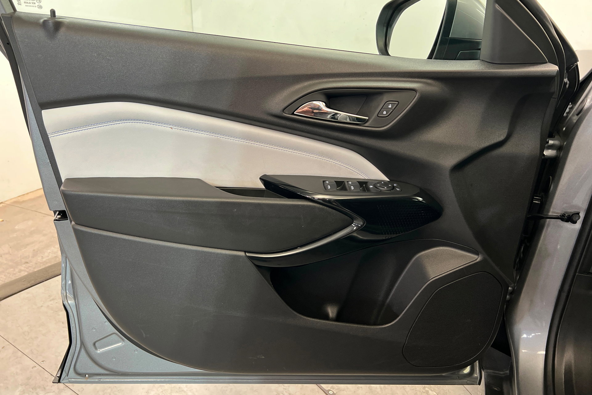 Used 2025 Chevrolet Trax LT w/ LT Convenience Package FWD image 15