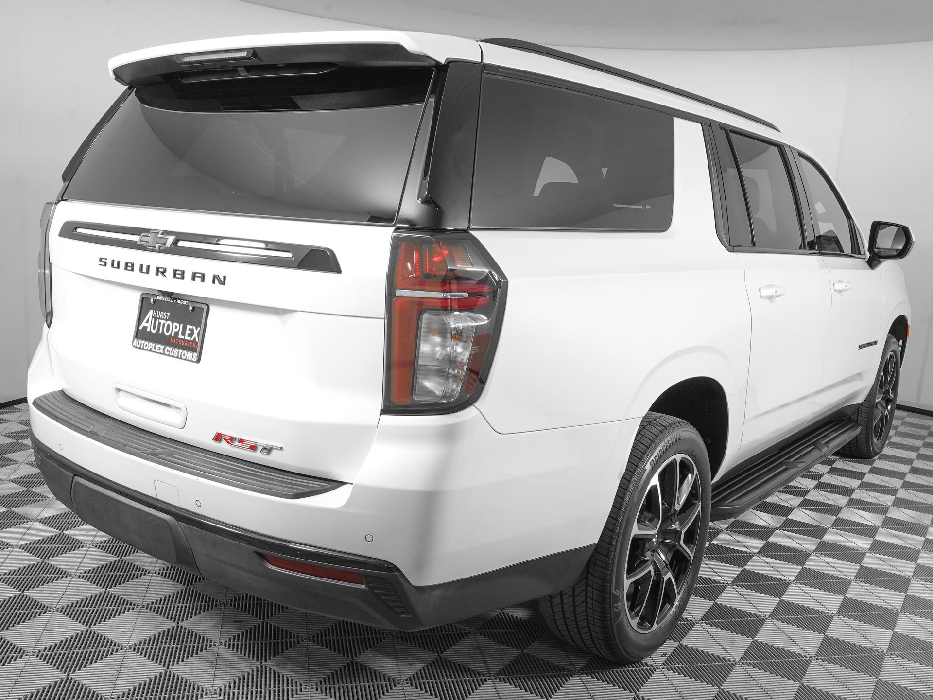 Used 2024 Chevrolet Suburban RST RWD image 4