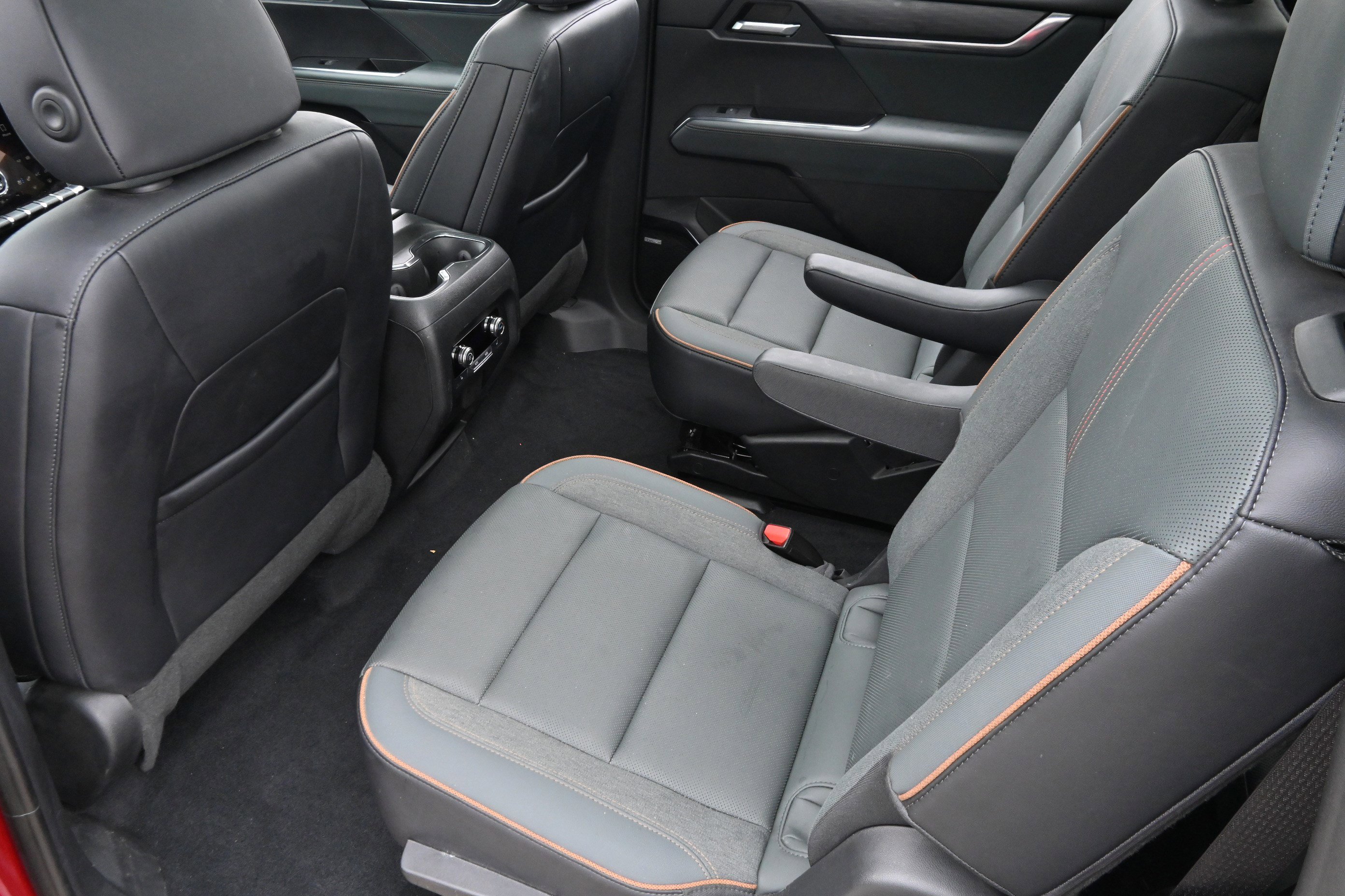 Used 2024 GMC Acadia AT4 w/ Luxury Package image 13