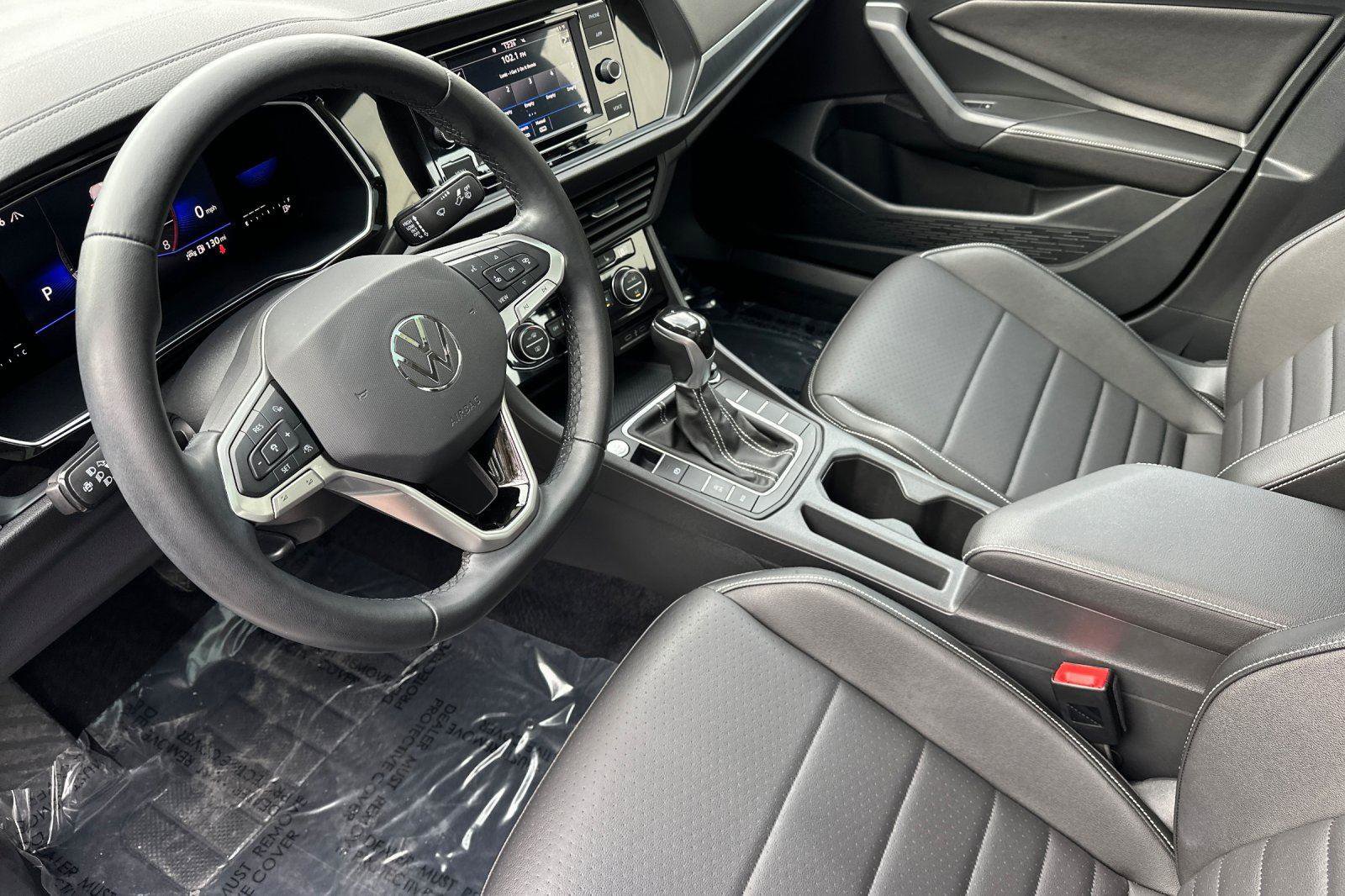 Used 2022 Volkswagen Jetta SE w/ Panoramic Sunroof Package image 9