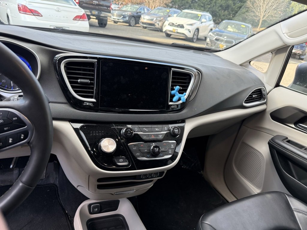 Used 2023 Chrysler Pacifica Touring-L image 11