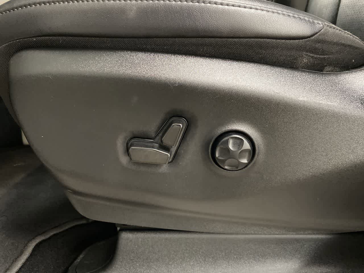 Used 2024 Chrysler Pacifica Touring-L image 15