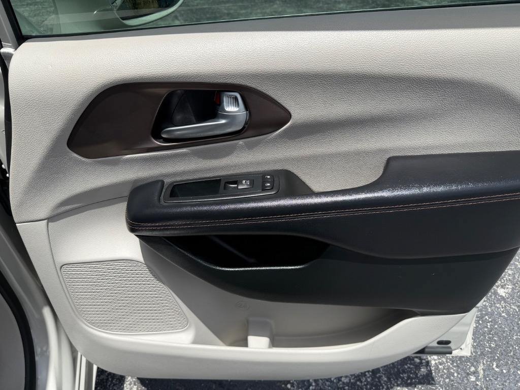 Used 2017 Chrysler Pacifica Touring-L FWD image 28