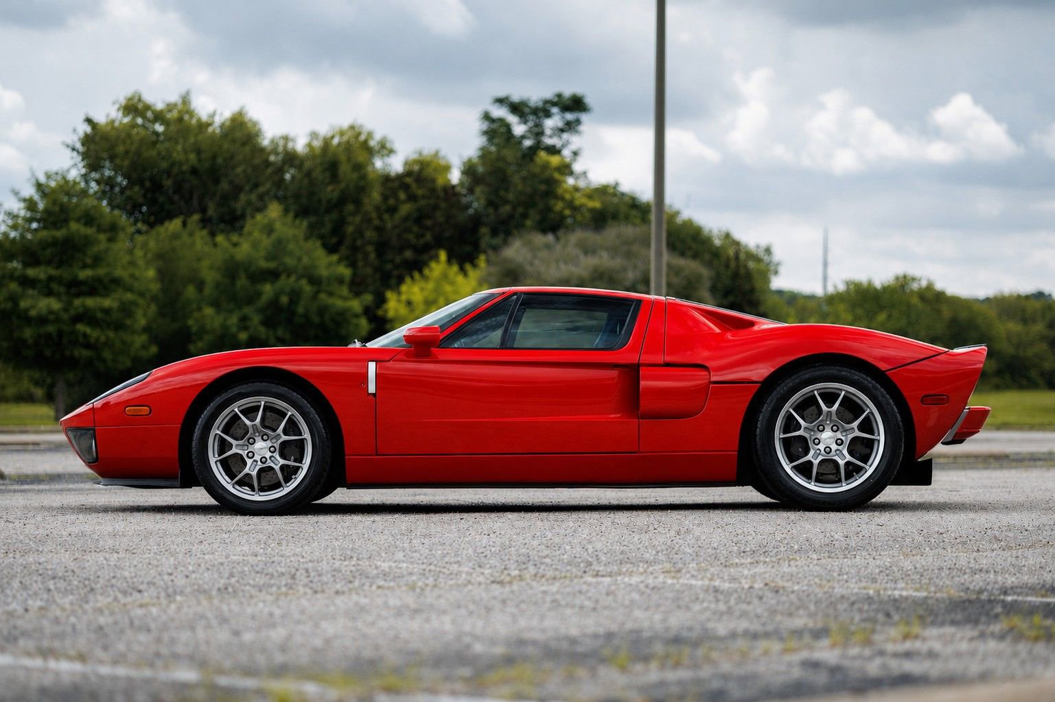Used 2005 Ford GT RWD image 6
