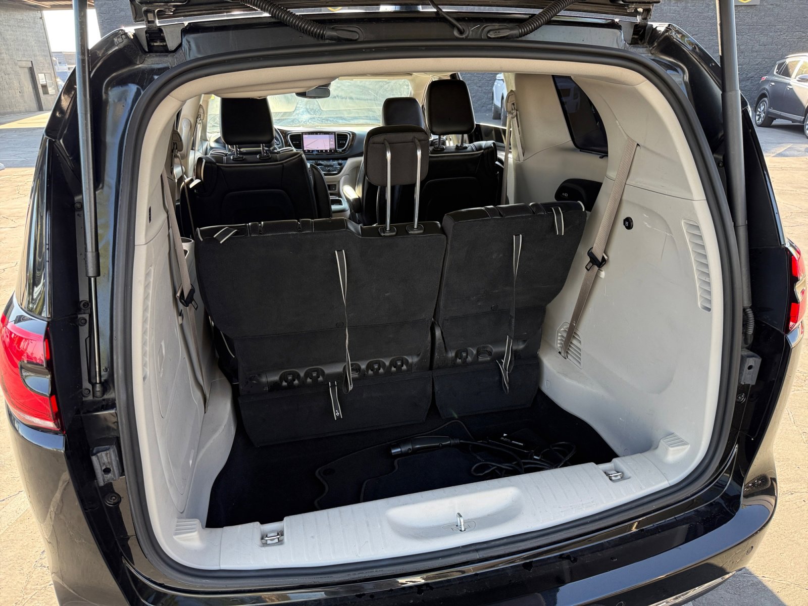 Used 2022 Chrysler Pacifica Limited w/ Uconnect Theater Family Group image 23