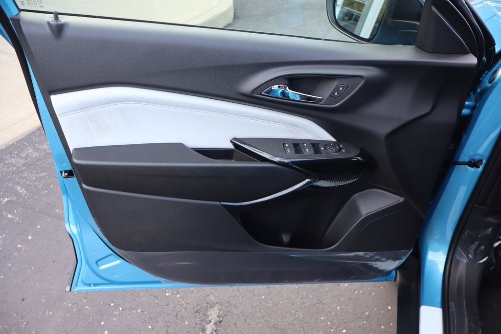 New 2026 Chevrolet Trax LT w/ Midnight Edition FWD image 4