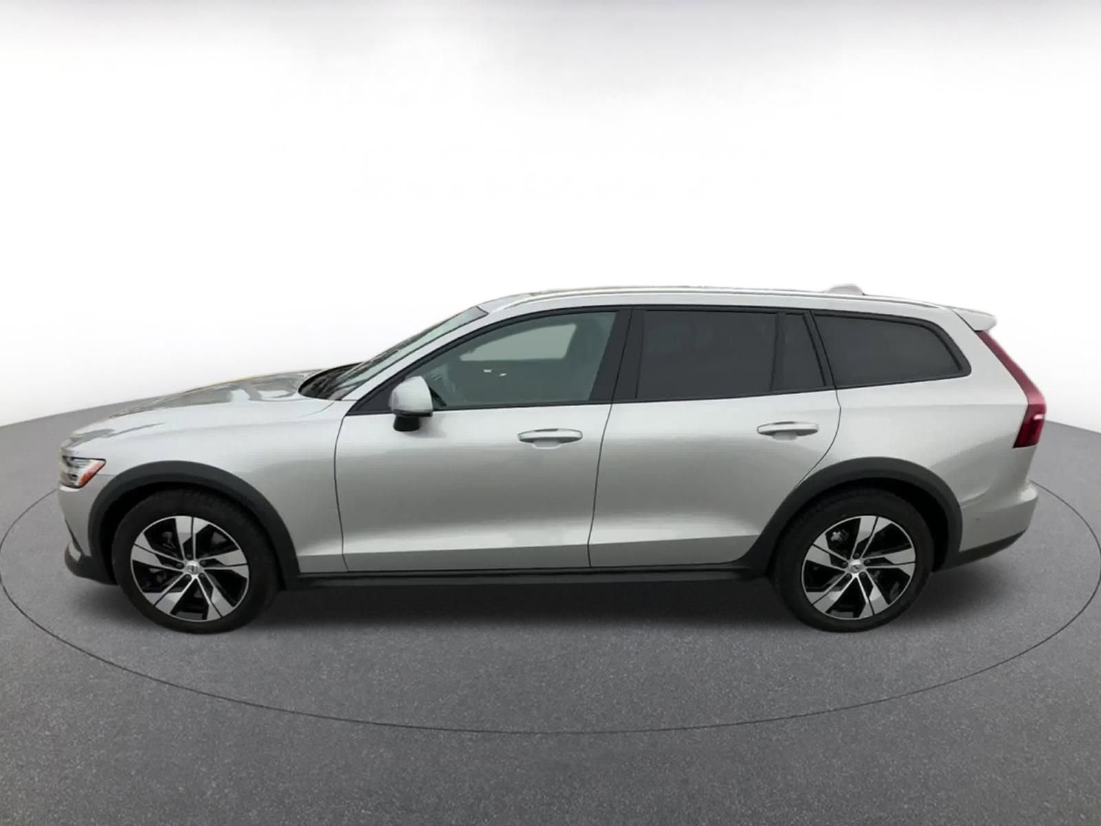 Used 2025 Volvo V60 B5 Cross Country Plus image 9