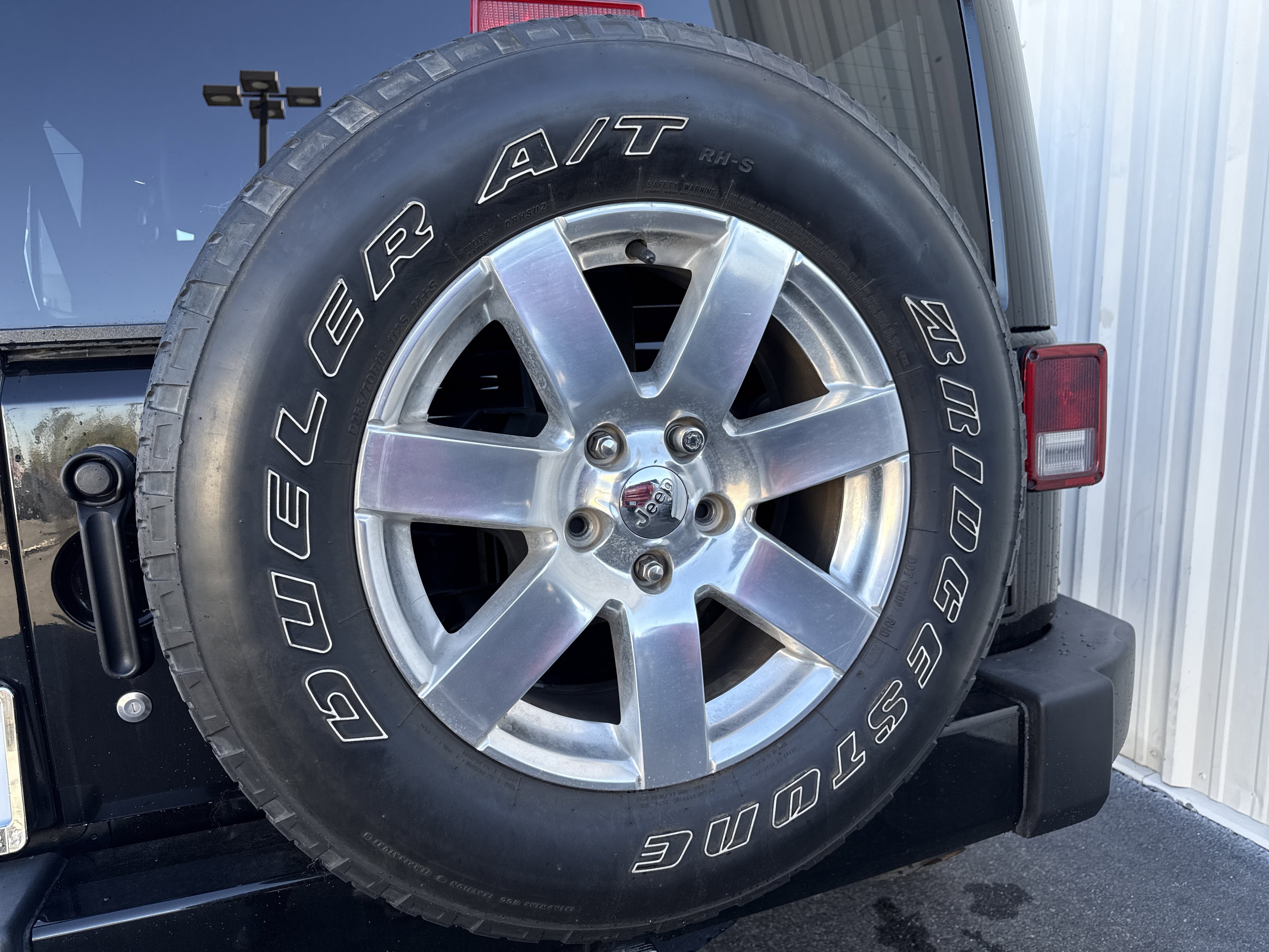 Used 2018 Jeep Wrangler Unlimited Sahara w/ Connectivity Group image 12