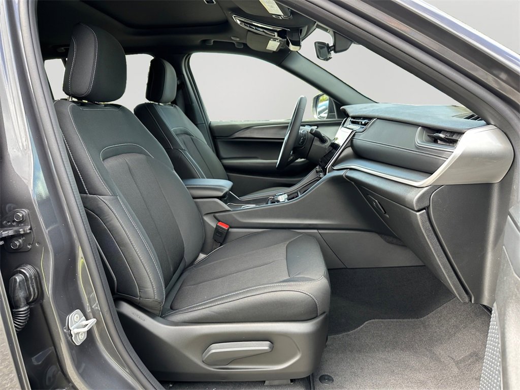 New 2025 Jeep Grand Cherokee Laredo w/ Trailer Tow Package image 12