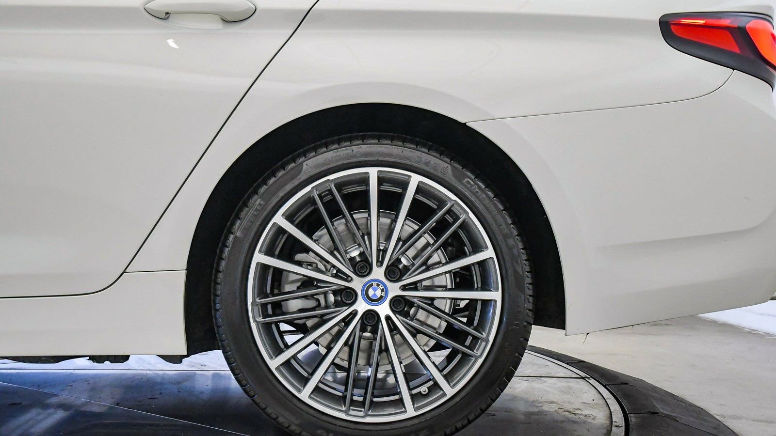 Certified 2023 BMW 530e w/ Convenience Package image 11