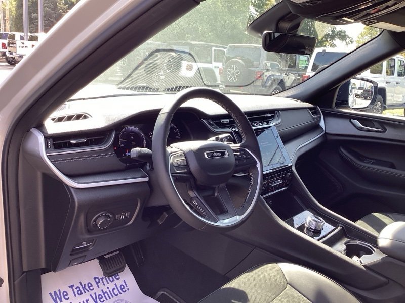 New 2025 Jeep Grand Cherokee Altitude image 28