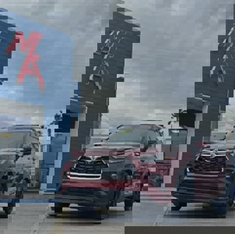 Used 2022 Toyota Highlander LE image 1