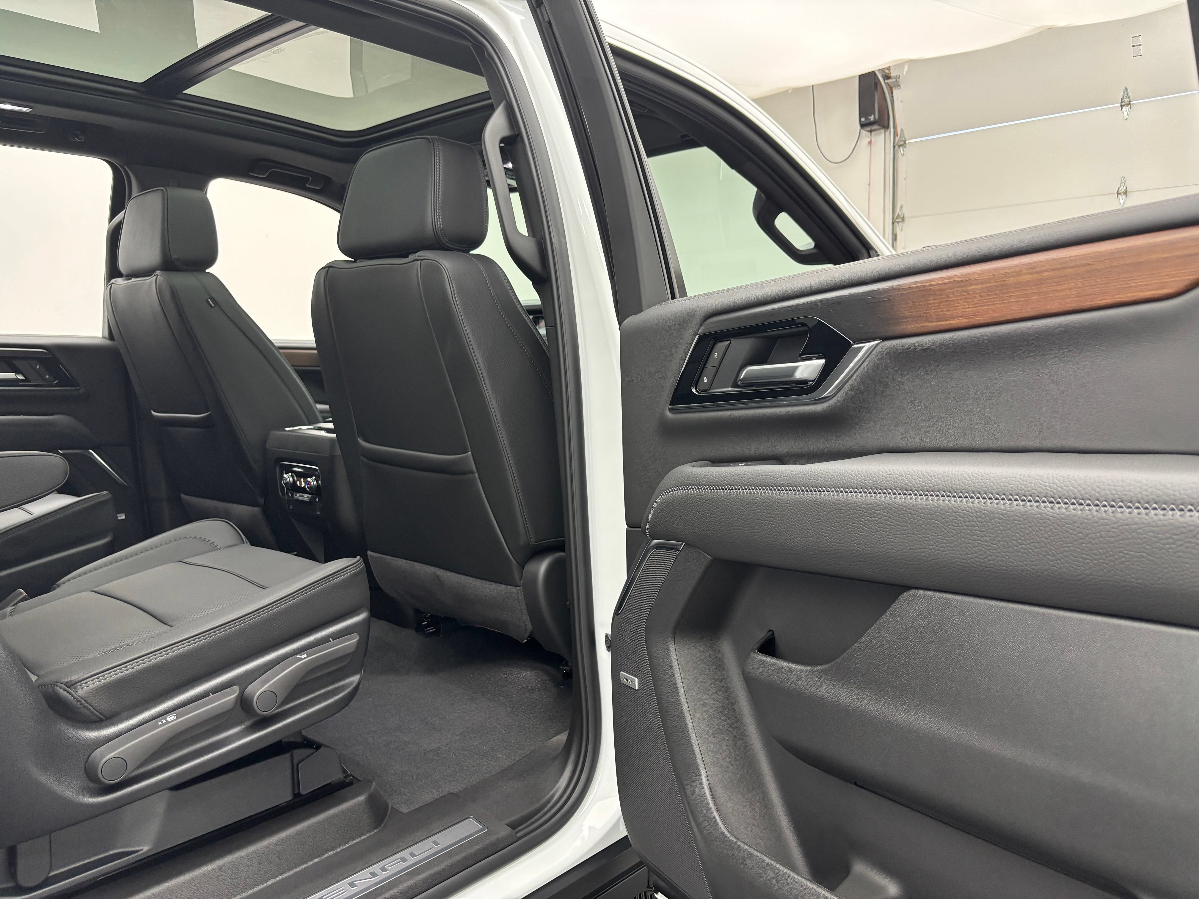 New 2026 GMC Yukon XL Denali w/ Sun & Power Step Package AWD/4WD image 39