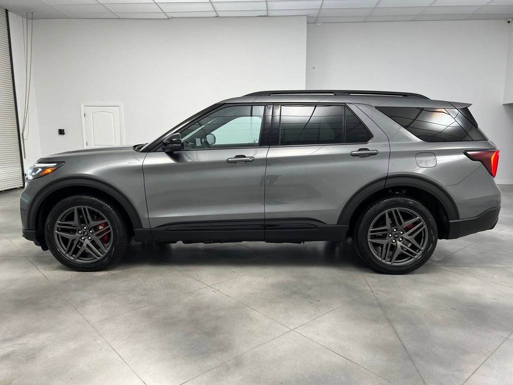 Used 2025 Ford Explorer ST-Line w/ ST-Line Street Pack image 4