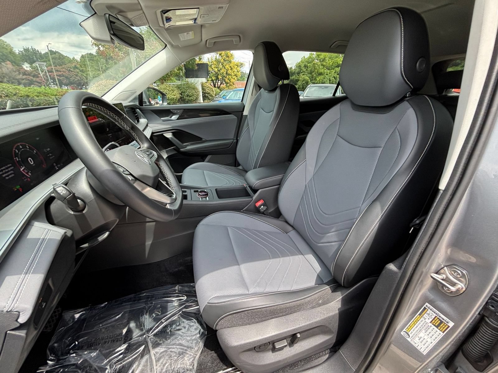 Used 2026 Volkswagen Tiguan SE AWD/4WD image 33