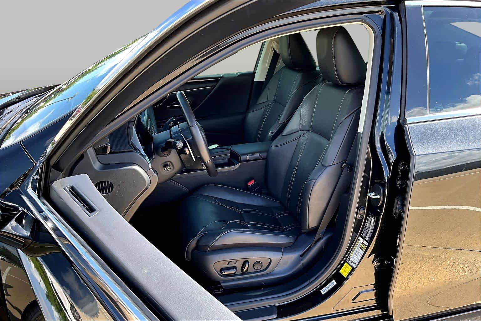 Used 2021 Lexus ES 300h Ultra Luxury w/ Accessory Package 2 FWD image 8