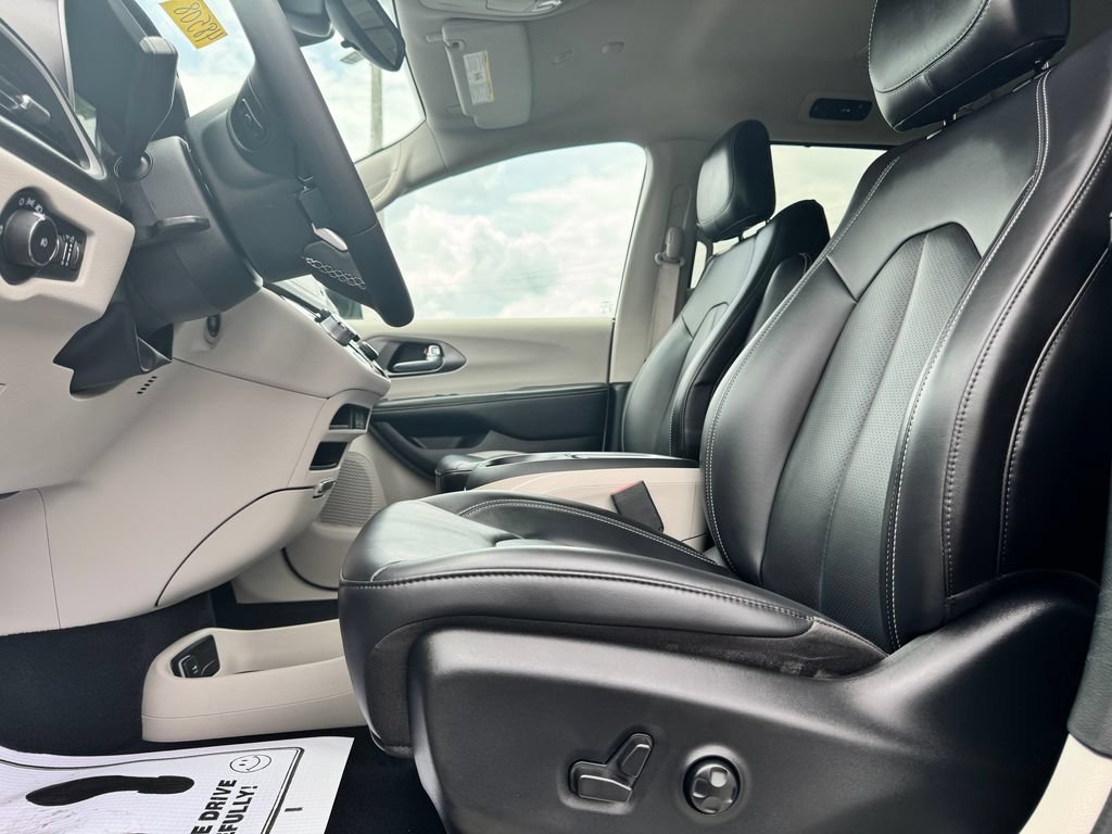Used 2023 Chrysler Pacifica Touring-L AWD/4WD image 19