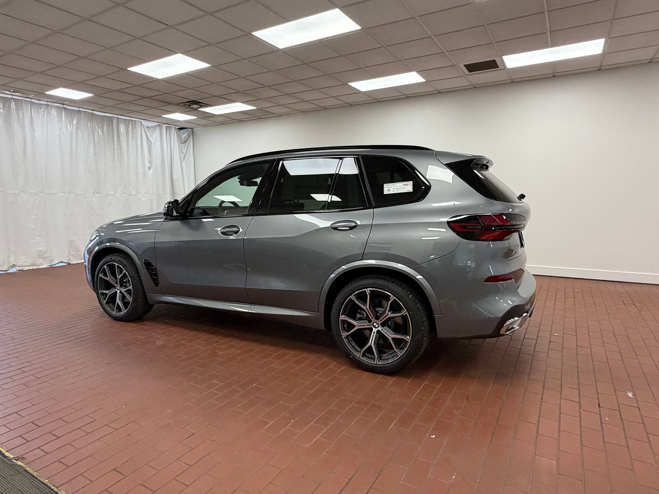 Used 2026 BMW X5 xDrive40i w/ M Sport Package AWD/4WD image 3