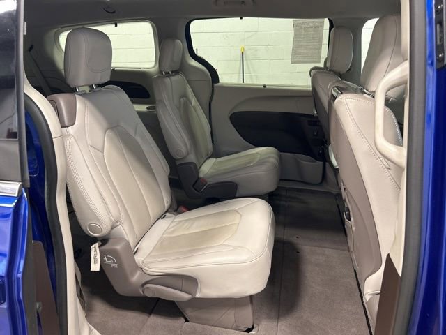 Used 2020 Chrysler Pacifica Touring-L Plus w/ Advanced Safetytec Group FWD image 19
