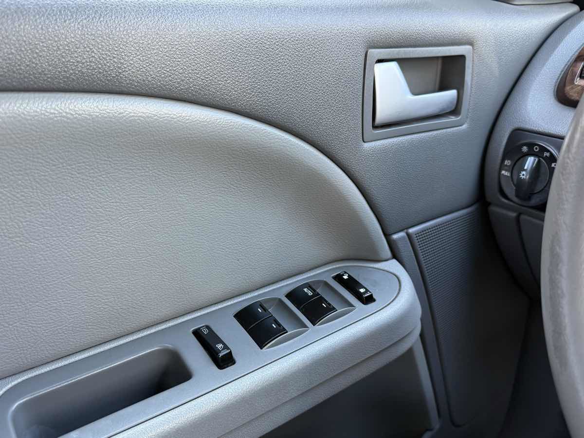 Used 2005 Ford Five Hundred SEL image 21