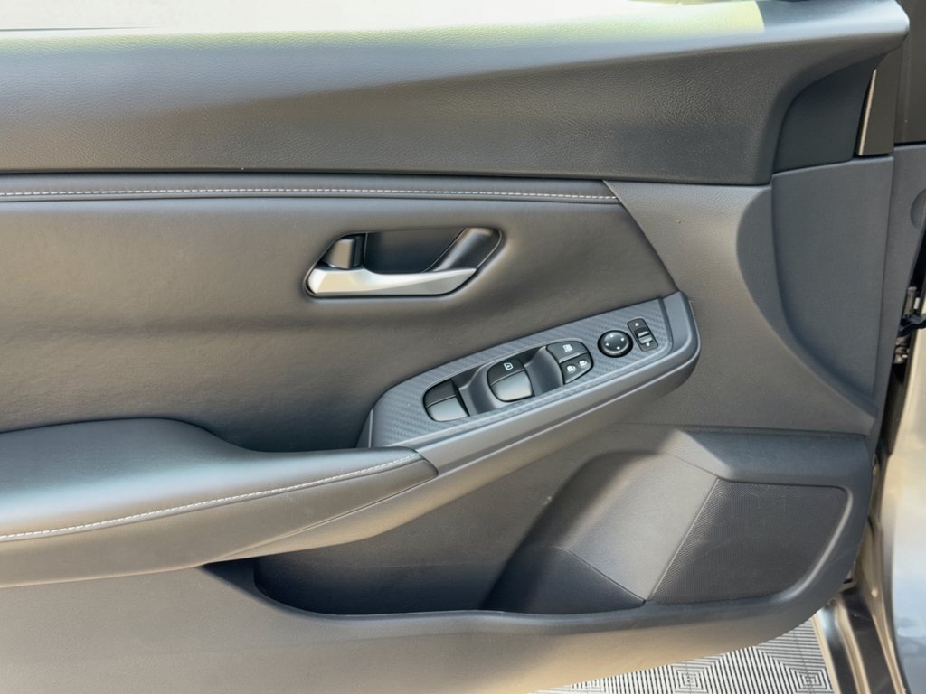 Used 2025 Nissan Sentra SV FWD image 14
