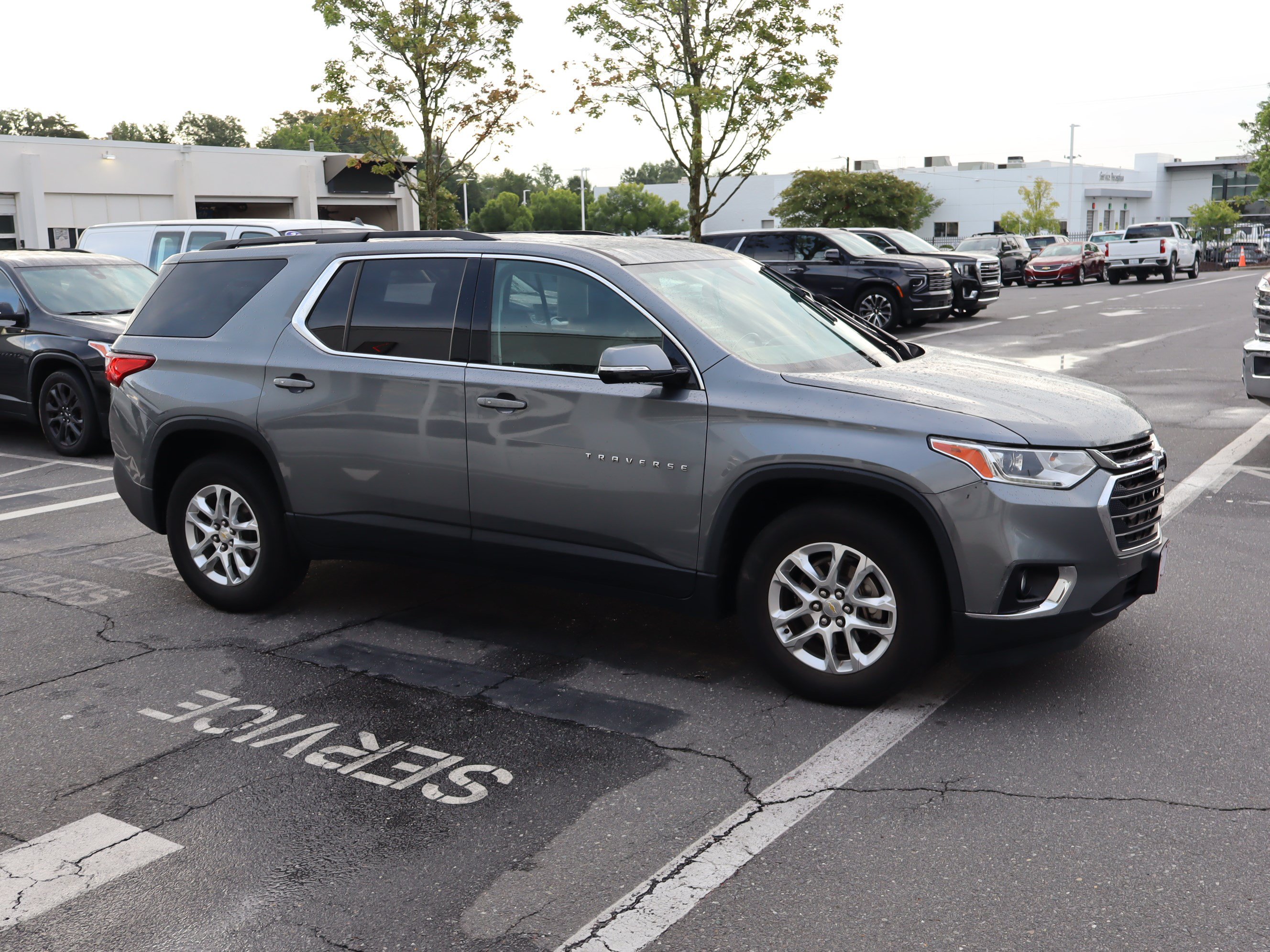 Used 2019 Chevrolet Traverse LT FWD image 2