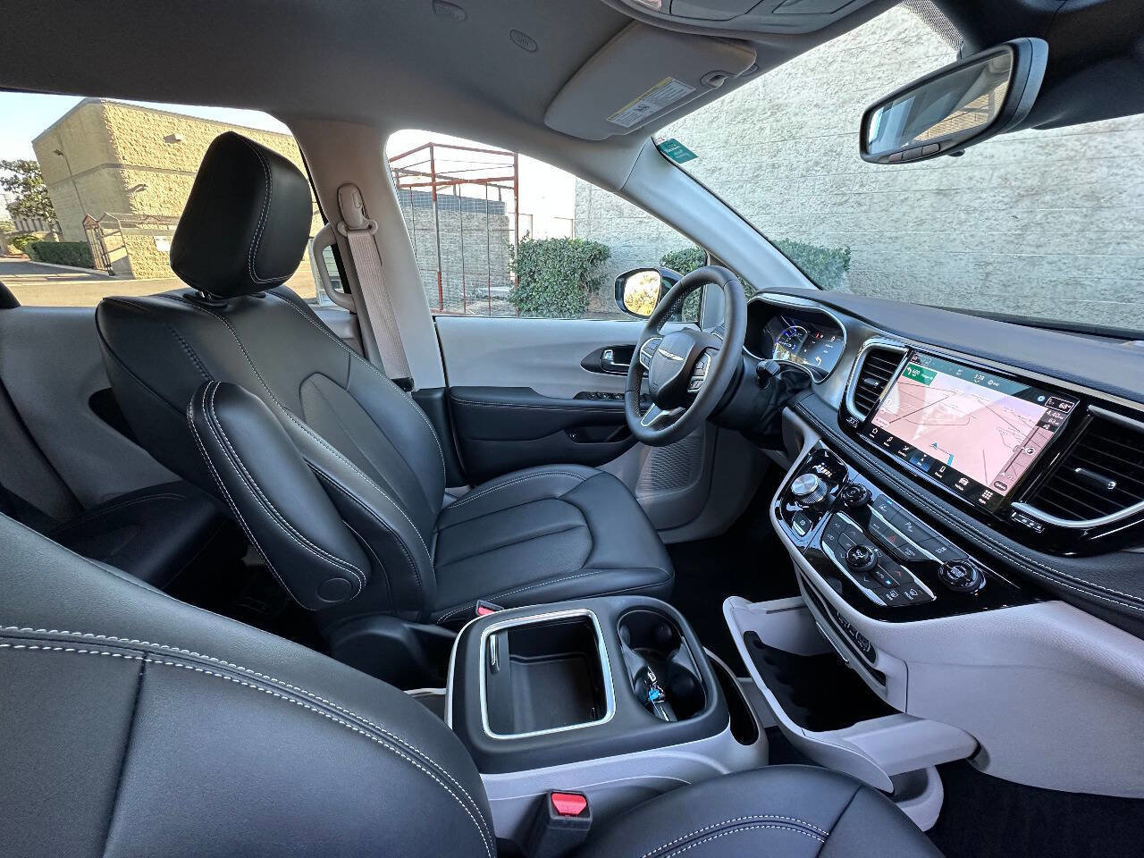 Used 2024 Chrysler Pacifica Limited FWD image 19