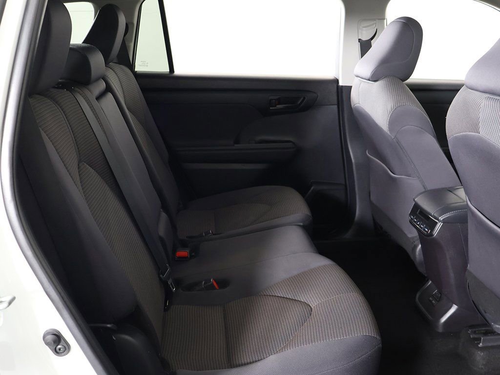 Used 2024 Toyota Highlander LE AWD/4WD image 33